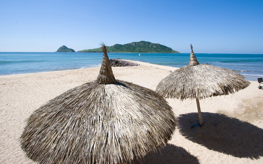 Palapas en la playa hotel las flores Mazatlán